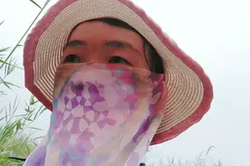 在户外百无聊赖时，一个小生物出现了，陪它玩会，真有趣！视频封面