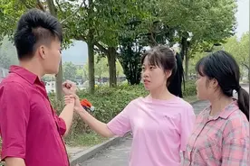 看美女如何替可怜的小姑娘讨回公道，守护正义，简直大快人❤️视频封面