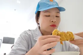 36岁大姐花400块在网上装了满口假牙，能正常吃饭，还能啃鸡腿。视频封面