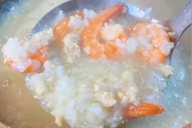 潮汕做粥师傅教你生滚皮蛋虾粥，粥汤香浓绵滑虾肉鲜嫩，收藏了视频封面