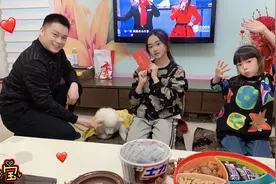 晴宝姐姐除夕夜拜年，两人直接跪地上搞笑要红包，没想到狗狗也有视频封面