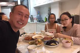 东北下雪天爷们回县城，媳妇给做几个小菜犒劳一下，幸福的一家人视频封面