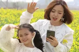 小礼物和妈妈《你笑起来真好看》依旧还是那个记不住歌词的妈妈！视频封面
