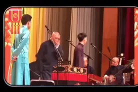 老郭心里想:终于不是酒吧里“挥扇子”那帮货了😁😁视频封面