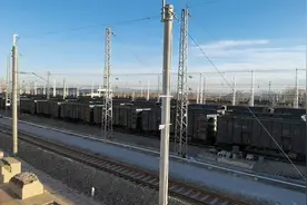 大秦铁路的重载列车 空车 客车视频封面