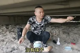 安徽单身汉王律，上海打工20年，如今住桥洞了，彻底疯了视频封面