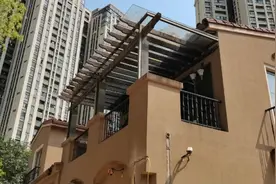 防腐木雨棚维护不好几年就坏了，还是铝合金框架好，换了好多家视频封面