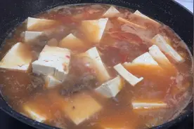 西藏的天气越来越冷了，牦牛肉跟西红柿豆腐一起煮，吃上暖暖哒视频封面