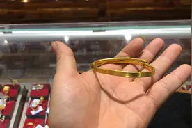 女子刚谈一个多月的男朋友送给她一个金镯子，女子疑心怀疑是假的视频封面
