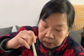 妈妈今天把她吃饭的视频发给我了。快过年了这是催我们回家的意思视频封面