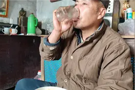 东北农村光棍60岁没老婆，每天吃好喝饱就行，其他一切都是浮云！视频封面