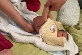 月子里的娃娃 爸爸给换尿布 记录美好瞬间…视频封面