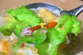 天热要多喝苦瓜三鲜汤，教你这样搭配食材，汤鲜味美，清爽不油腻视频封面
