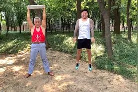 练腿日，和山东济南大爷一起，练猛了，第二天起不来了视频封面