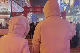 两年前的时候咱们还是同事 直到如今 我们已经在一起2年了视频封面