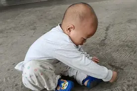 儿子说脚脚痒，然后给他脱了鞋子就不要了😂视频封面