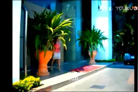 女人骑摩托车戴头盔视频封面