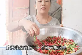 用酱油泡辣椒三天可以吃，两年都不会坏，方便简单夹出来就能吃。视频封面