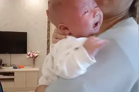 两个多月的宝宝突然大哭不止，嘴巴一直舔喂奶却不吃，宝妈好无助视频封面