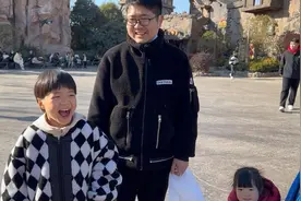 爸爸陪儿子玩过山车，儿子直呼太好玩了😄视频封面
