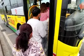 乌鲁木齐上公交车开始扫码了。视频封面