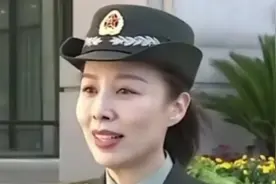 王亚平大校，一身戎装，级别明确，享受正师职，晋升比较快视频封面