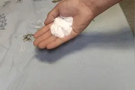 床单不管多脏多黑，水里撒1把它，一搓立刻洁净丝滑，方法太棒了视频封面