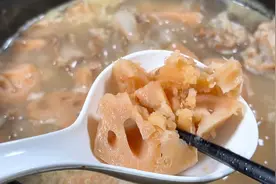 炖排骨莲藕汤时，切记不要直接下锅炖，教你一招，汤鲜味美不发黑视频封面