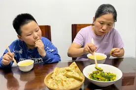烙个葱油饼再拌个黄瓜小咸菜，配上一碗小米粥，简简单单的美味！视频封面
