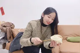 媳妇让小伙用自己泡完脚的洗脚水泡脚，他竟然很嫌弃！男人呐！视频封面