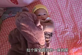 我宝宝可能想去游泳了，故意尿在床上 还大声笑 应该心里想成功了视频封面