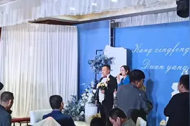 新娘父亲把宝贝女儿交与新郎，那是爱的传递及传承视频封面