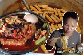 广西来宾晚上出摊的螺蛳粉加鸭脚鸡蛋一起13元，配菜多好吃又实惠视频封面