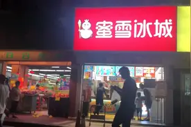 实拍：深圳布吉“吓屋村”繁华之夜，店铺林立，晚9点夜生活正浓视频封面