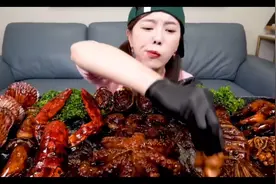 韩国🇰🇷小姐姐   麻辣海鲜🦞拼盘，爆辣金针菇，又辣又过瘾视频封面