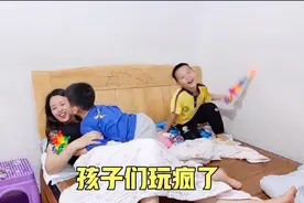 周末独自在家带3娃，辣妈假装睡着，5岁儿子偷偷干了啥？太霸道