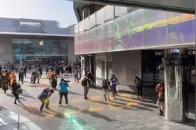 实拍三里屯太古里，街拍美女的实况，这种抓拍方式你能接受吗视频封面