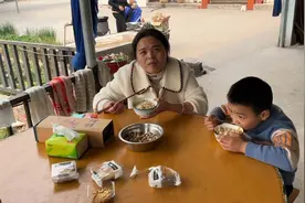 三个娃儿又要交学费了，二娃准备拿郭皓轩的私房钱出来交！视频封面