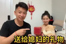 和媳妇在一起10年了，送给她一份520礼物，媳妇开心的像个孩子视频封面