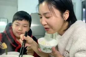 春笋炖腊肉，香椿炒鸭蛋，水煮鱼片，我和儿子的午餐，简单随意视频封面