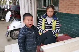 邻居小孩儿不听话，妈妈打他手掌，就不要妈妈了视频封面