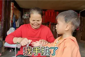 小萌娃在奶奶眼前卖萌，奶奶脸上笑开了花，网友:好想生个儿子视频封面