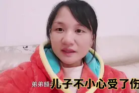 回来第二天，儿子不小心受了点伤，女儿说出原因，说不出的心疼视频封面