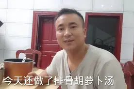 阿伟8点才回家吃晚餐，家常菜虽然简单，味道却非常好吃视频封面