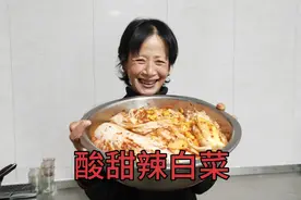 东北农村储存新鲜菜不易，几百斤白菜扒皮剩芯，老妈做成辣白菜吃视频封面