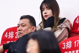 阿的江一家罕见同框，母女颜值高，女儿惊艳全场，阿的江被喊岳父视频封面
