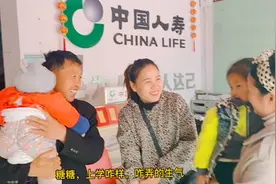 清明不能回娘家，晓晓一家去店里和娘家人相聚，看到孩子们亲不停视频封面