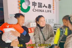清明不能回娘家，晓晓一家去店里和娘家人相聚，看到孩子们亲不停视频封面