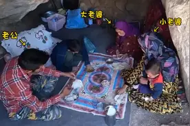 一夫二妻洞穴生活，勤劳的小老婆做传统美味，一家人在一起真惬意视频封面