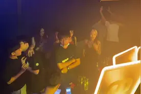 现在玩酒吧的年青人？一般都是富二代，喝名酒香槟视频封面